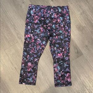 Avia capri women’s L Leggings with Pink and Blue Pattern